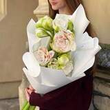 Photo of 5 white amaryllis in a bouquet «Gentle Star»