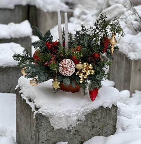 Christmas composition in red and gold shades «Christmas warmth», Flowers: Nobilis, Juniper, Cones, Decor