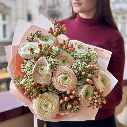 Sophisticated bouquet with ranunculi and hypericum «Spring Elegance», Flowers: Hypericum, Chamelaucium, Ranunculus