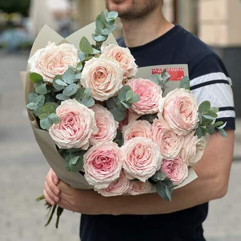 Delicate mono bouquet of premium roses «Rose Chiffon», Flowers: Rose, Eucalyptus