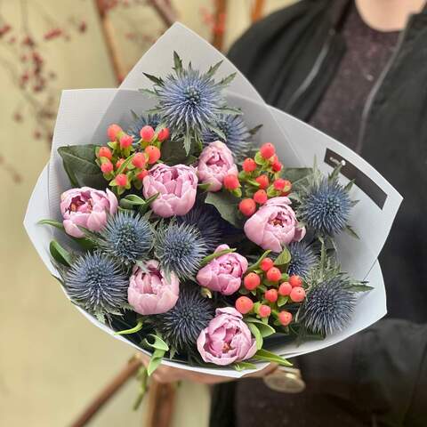 Bouquet with peony shaped tulips «Frosty Star», Flowers: Tulip pion-shaped, Eryngium, Hypericum