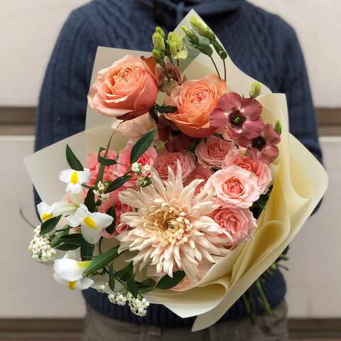 Букет «Коралловое сердце», Цветы: Хризантема, Роза пионовидная, Роза кустовая, Ирис, Эустома