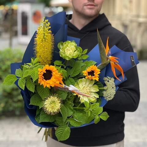 Bouquet of interesting persistent flowers «Firebird of Summer», Flowers: Rose, Rubus Idaeus, Ammi, Hydrangea, Eremurus, Strelitzia, Helianthus