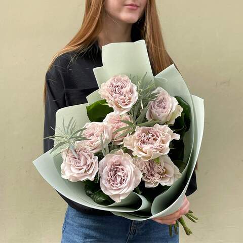 7 піоновидних троянд у букеті «Срібні краплинки», Квіти: Троянда піоновидна, Мімоза (листя)