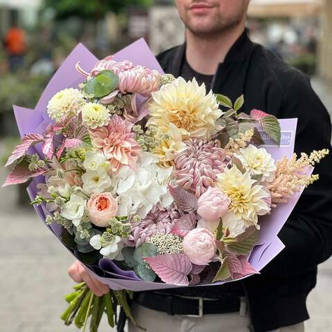 Photo of Voluminous bouquet in pastel shades «Golden Pollen»