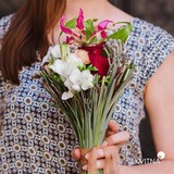 Photo of Bouquet of compliments with gloriosa in bergrass