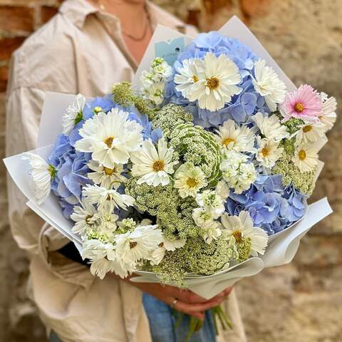 Airy bouquet with cosmos «Sea Foam», Flowers: Cosmos, Matthiola, Ammi, Hydrangea