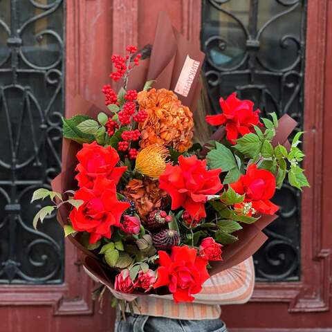 Букет «Сладкая страсть», Цветы: Роза, Гортензия, Илекс, Леукоспермум, Тюльпан