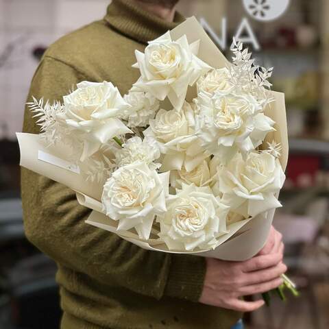 Білий букет з піоновидних троянд «Морозний поцілунок», Квіти: Троянда піоновидна, Діантус (Гвоздика), Рускус