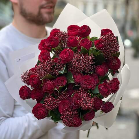 Bright red bouquet of spray roses and skimmia «Passion of Anastasia», Flowers: Bush Rose, Skimmia