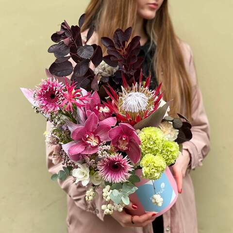 Flowers in a box «Royal gatherings», Flowers: Protea, Cotinus, Cymbidium, Dianthus, Symphoricarpos, Gerbera, Merine