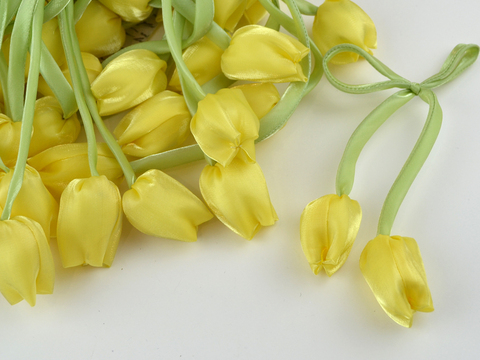 Тюльпани на стрічці жовті
