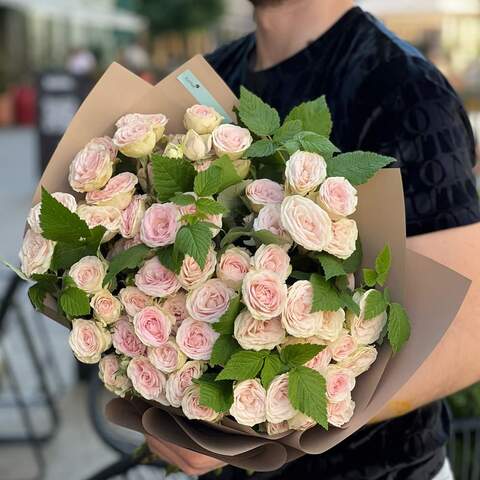 Photo of 13 spray roses in a bouquet «Tea-rose»