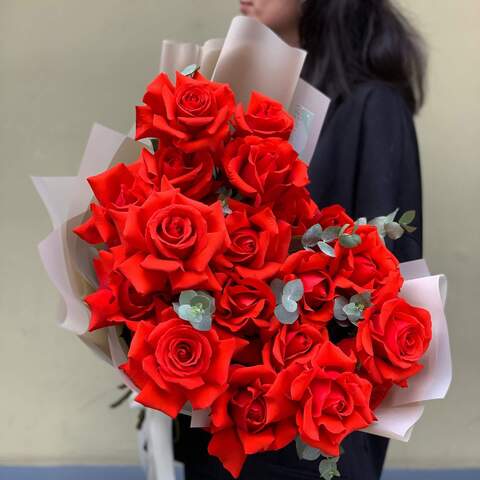19 очаровательных роз «Nina» с эвкалиптом, Цветы: Роза, Эвкалипт