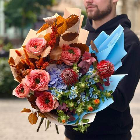 Bouquet «Tangerine morning», Flowers: Hydrangea, Pion-shaped rose, Oxypetalum, Banksia, Ilex, Lagurus, Eucalyptus