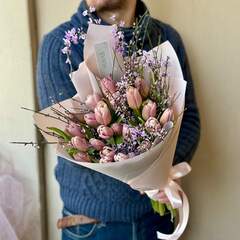 Ніжний букет з тюльпанів та геністи «Весняний тюльпан»