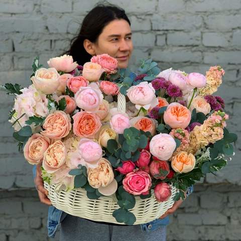 Роскошная корзина цветов «Пудровые объятия»