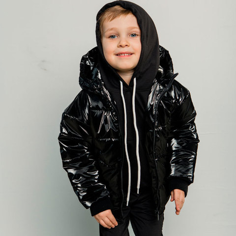 Демисезонная детская куртка в черном цвете для мальчика