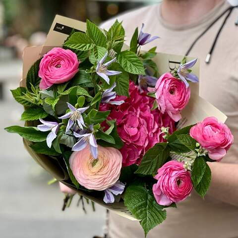 Summer bouquet with ranunculi and hydrangea «Strawberry happiness», Flowers: Hydrangea, Ranunculus, Clematis, Rubus Idaeus