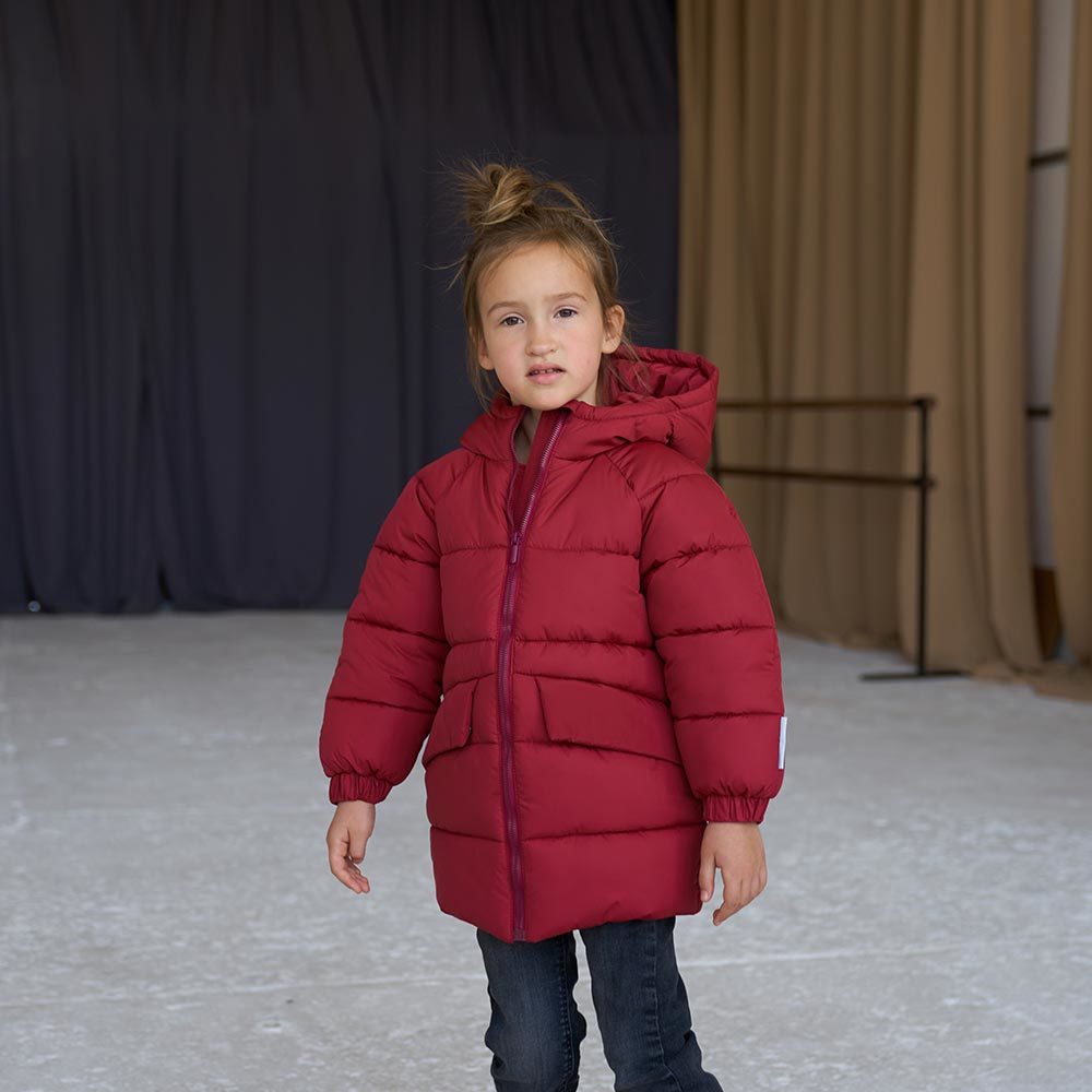 Дитяча подовжена зимова куртка в бордовому кольорі для дівчинки