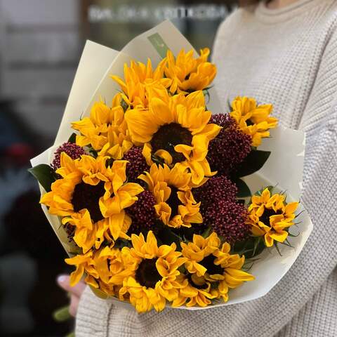 Тёплый жёлтый букет из подсолнухов и скиммии «Солнце для Анастасии», Цветы: Подсолнух, Скимия