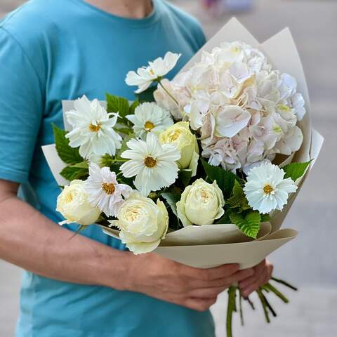 Light summer bouquet «August Dew», Flowers: Rubus Idaeus, Pion-shaped rose, Hydrangea, Cosmos