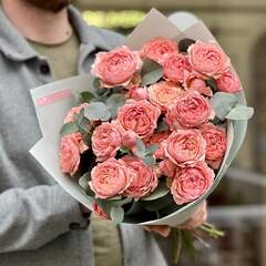 Чудовий букет із 7 гілок кущової піоновидної троянди Джульєтта та евкаліпту «Персикова насолода»
