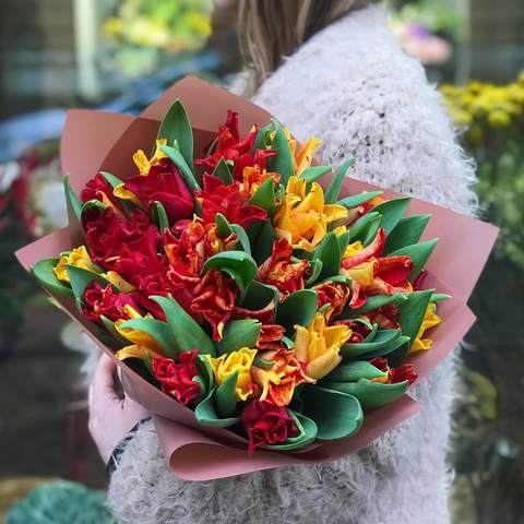 Photo of Bouquet of wavy tulips «Hot Kiss»