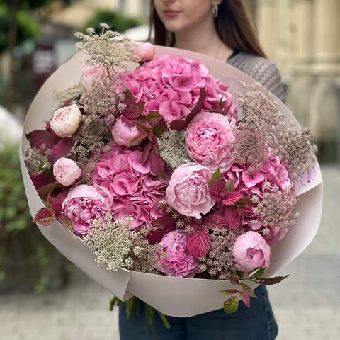 Romantic pink bouquet «Flamingo's Kiss», Flowers: Paeonia, Daucus, Rubus Idaeus, Hydrangea