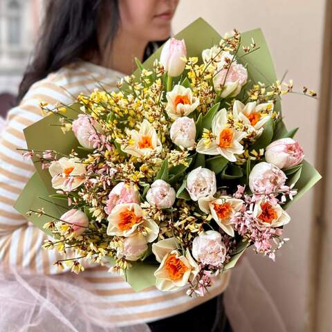 Ароматный букет с нарциссами и тюльпанами «Завтрак для любимой», Цветы: Тюльпан, Нарцисс, Гениста
