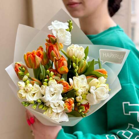 Контрастний букет с фрезией и тюльпанами «Оранжевая нежность», Цветы: Тюльпан, Фрезия
