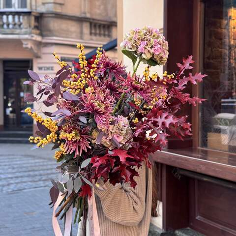 Fantastic interesting bouquet with Safina chrysanthemum «Crimson Moon», Flowers: Eucalyptus, Chrysanthemum, Ilex, Hydrangea, Oak leaves