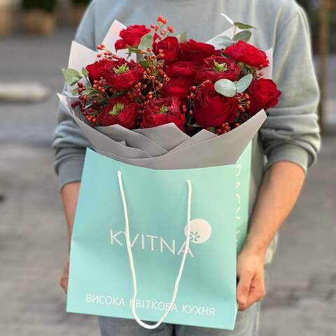 Photo of Bright bouquet with roses «Red Charm»