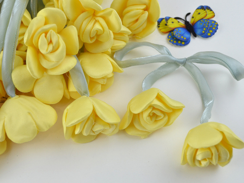 Весняна квітка на стрічці світло-жовта