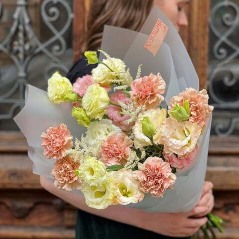 Bouquet «Caramel Hugs», Flowers: Dianthus, Eustoma, Astilbe