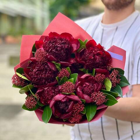 Bouquet «Burgundy kiss», Flowers: Paeonia, Skimmia