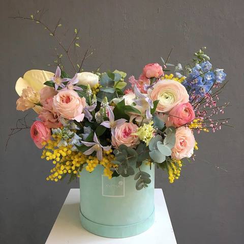 Коробка з квітами «Енергія кохання», Кохайте і говоріть про свої почуття з ніжністю, з пристрастю... А ми вам із радістю допоможемо це висловити квітами!