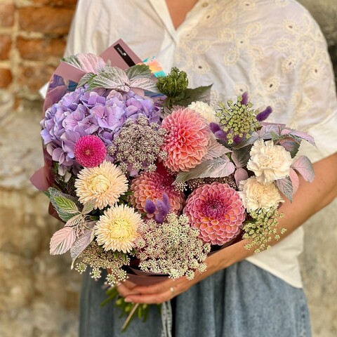 Interesting bouquet with dahlias «Warm Morning», Flowers: Lagurus, Zinnia, Rubus Idaeus, Dahlia, Daucus, Aster, Hydrangea