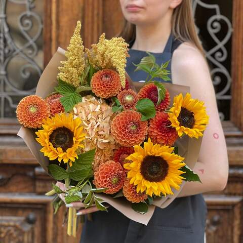 Bouquet in warm shades «Evening Light», Flowers: Helianthus, Dahlia, Hydrangea, Rubus Idaeus, Amaranthus Dark