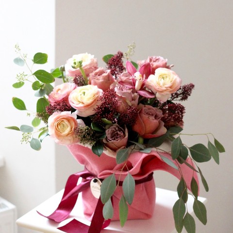 Warming composition with garden roses and enchanting ranunculus, Ideal for raising the mood of your beloved.
