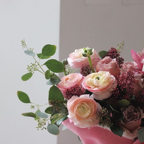 Photo of Warming composition with garden roses and enchanting ranunculus