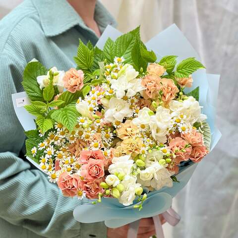 Букет «Пудровое прикосновение», Цветы: Роза кустовая, Фрезия, Танацетум