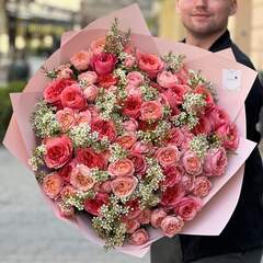 Розкішний букет із поєднання піоновидних троянд та ароматного хамелаціуму «Сунична насолода»