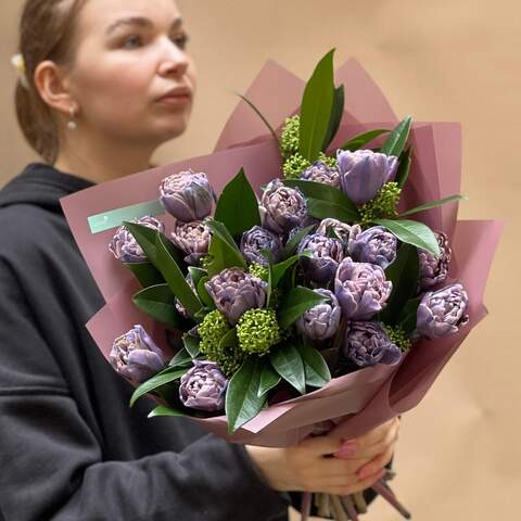 Фантастичний букет з 21 тюльпана та скімії «Космічна весна», Квіти: Тюльпан Vip Roses - 21 шт., Скімія
