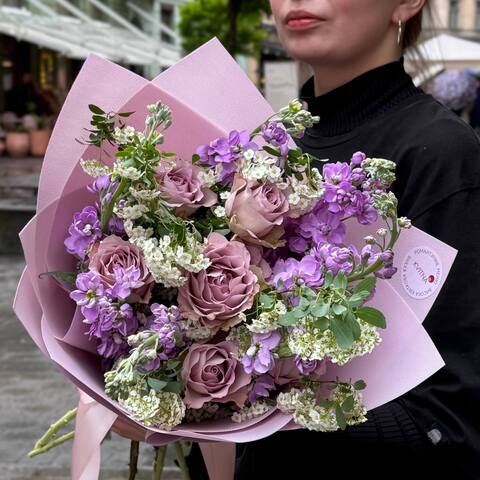 Фиолетовый букет с маттиолой «Мамины мечты», Цветы: Маттиола, Спирея, Роза