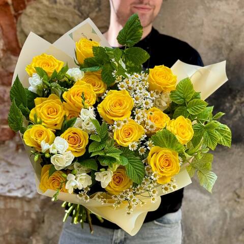 Sunny bouquet with roses «Sunshine for Christina», Flowers: Rubus Idaeus, Rose, Tanacetum, Freesia