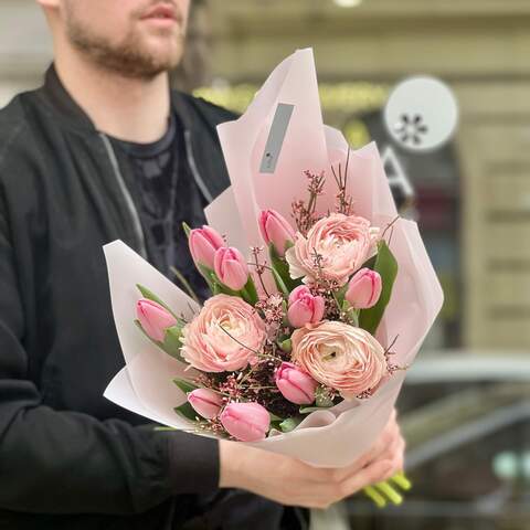 Весенний букет с ранункулюсами и тюльпанами «Комплимент из Парижа», Цветы: Ранунклюс, Тюльпан, Гениста
