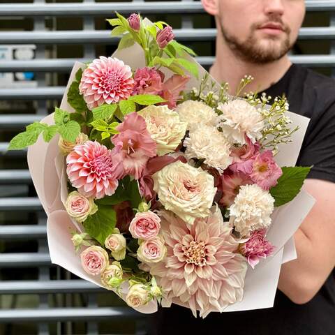 Bouquet «Vanilla bisquit», Flowers: Pion-shaped rose, Gladiolus, Chamelaucium, Dianthus, Dahlia, Rubus Idaeus