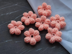 Квітка з пелюстками в'язана персикова (ручна работа)