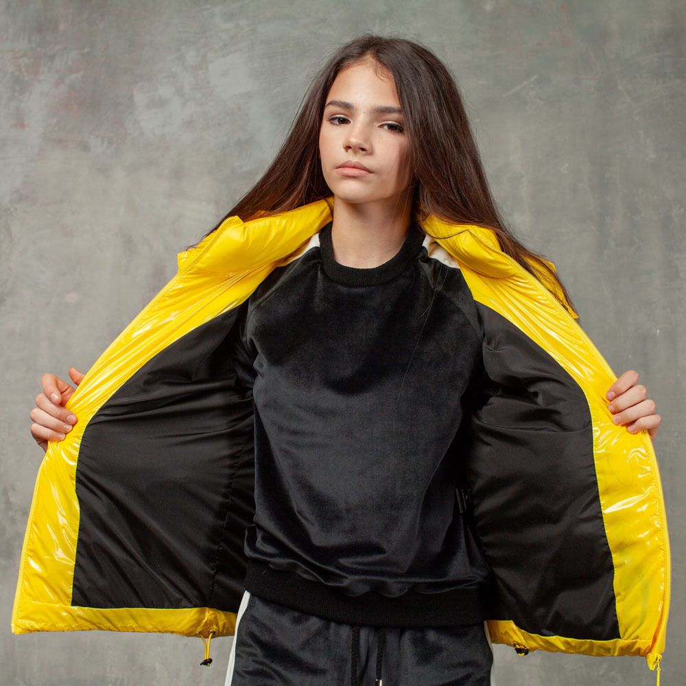 Демісезонна жовта куртка на підлітка з лакової плащової тканини